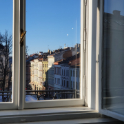 Muzeum Lwowa. 2021. Widok z okna na Rynek.